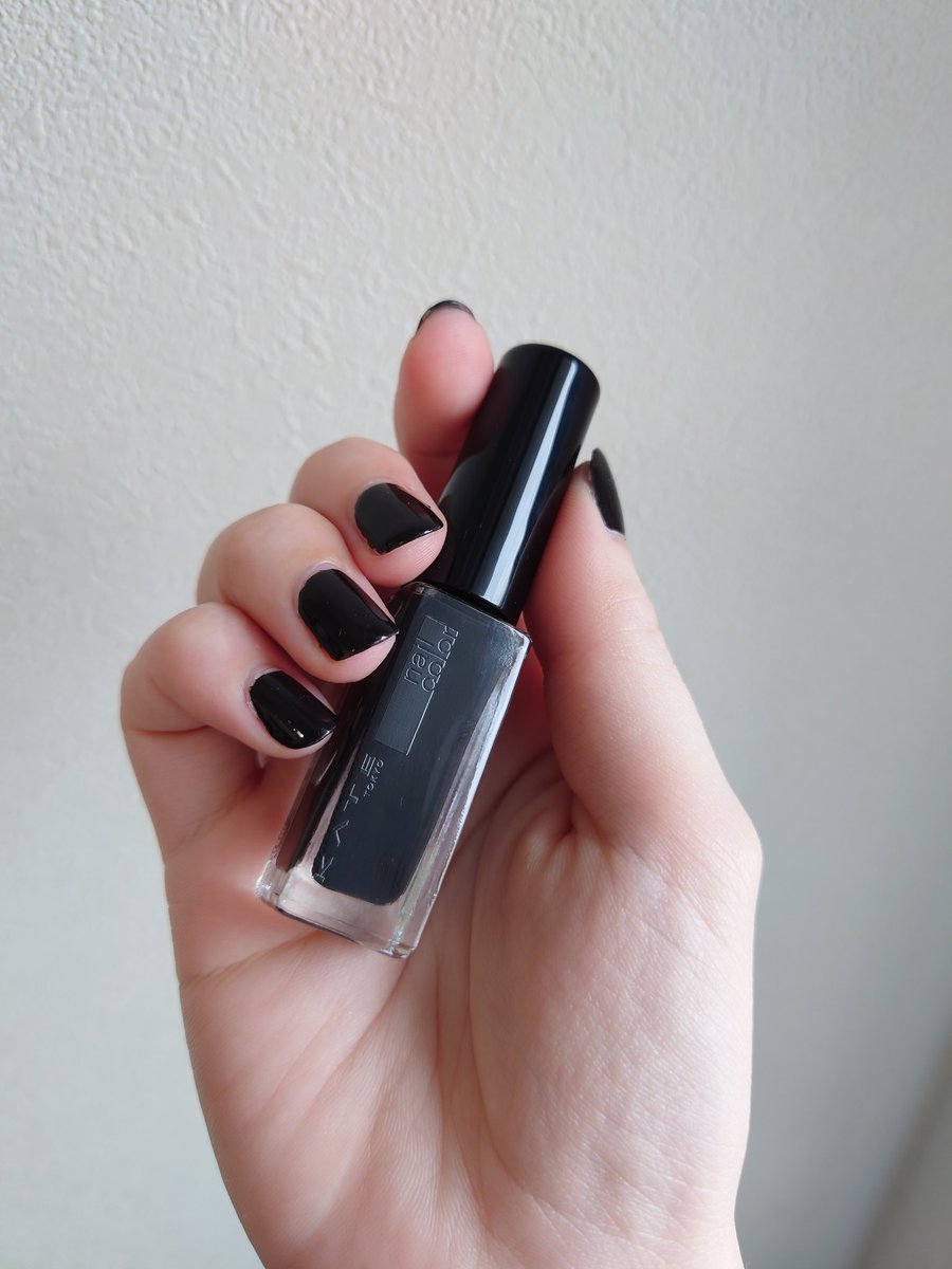 uenaka_keiko's tweet image. 久しぶりにセルフネイルのポスト♡
週末に行くライブに向けて、ブラックのネイルにしました🖤
ショートネイルなので、お正月に食べる黒豆みたいな仕上がりで、なんだか可愛いです🤣

使用したネイル

🖤KATE ネイル エナメルカラーN
　 カラー：BK-4

#セルフネイル 
#ハンドモデル
#KATE