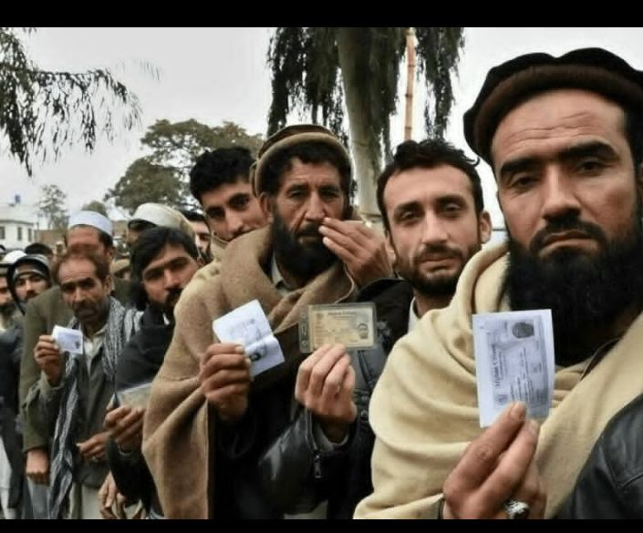 BenKayij65016's tweet image. Qui sont les Afghans qui ont aidé l’armée américaine pendant la guerre d’Afghanistan 2001-2021 sont surtout appelés *"alliés afghans"* ou *"interprètes et auxiliaires"*. #USMilitary

Qui ça concerne