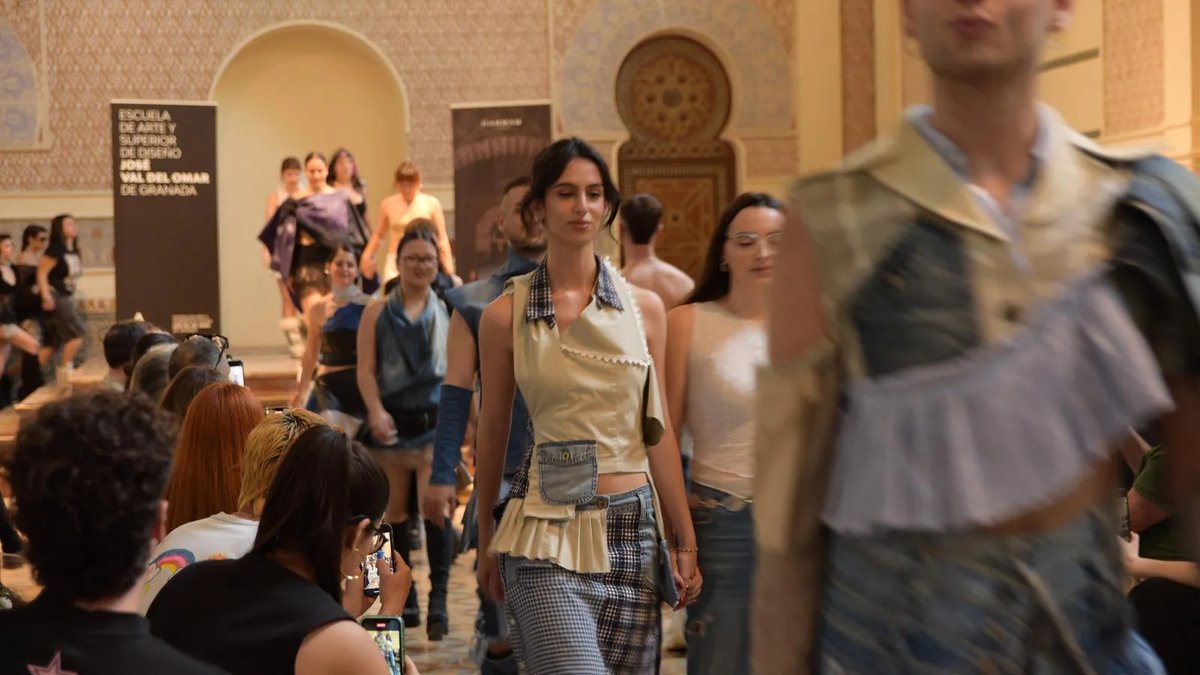 CanalUGR's tweet photo. ♻️💎 El upcycling es el nuevo lujo, y lo sabes!

😎 Mañana tenemos una tarde muy FASHION con el desfile de moda sostenible de la #UGR y @EASDValDelOmar 

📍 Jardines del Triunfo
🕕 18h
🎟️ Moda🧵, música🎶 y talento... gratis!

No puedes perdértelo⤵️
https://t.co/MxEGxwu0mw https://t.co/FBvOT56KKN