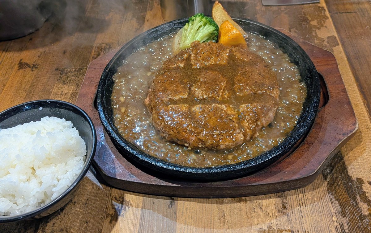 takataku_fourfl's tweet image. 今日はすぅにぃさんに教えて貰った札幌牛亭南池袋店へ🥩
かなりレア目に出てきたけど鉄板の上で段々火が入っていって味の変化も楽しめる💮
肉汁とスパイシーなソースが相性◎でペロッといけました😋
ヒヨって230グラムと小ライスにしたけど全然ご飯大盛りで良かったわw
#晩酌 #ハンバーグ旅 #乾杯