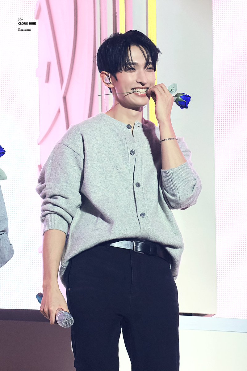 260417 DxS [소야곡] ON STAGE - INCHEON 

꽃 입에 물고 나오는 귀염둥이😆💙

#세븐틴 #SEVENTEEN #도겸 #DK #DOKYEOM #이석민 #도아해