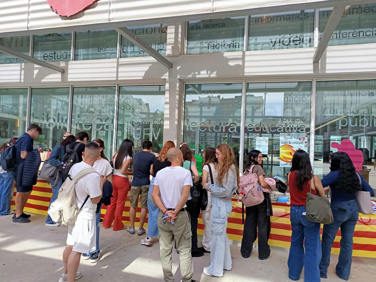 craiURV's tweet photo. 📚 Avui comencem a escalfar motors per Sant Jordi! 🌹

Venda de llibres solidaris a 1€ als CRAI de campus. Una oportunitat per fer-te amb una bona lectura i de pas, fer un gest solidari!

Demà us esperem amb tota la il·lusió per la gran diada! 🎉

#SantJordi2026 https://t.co/PeeGrSQ3VY