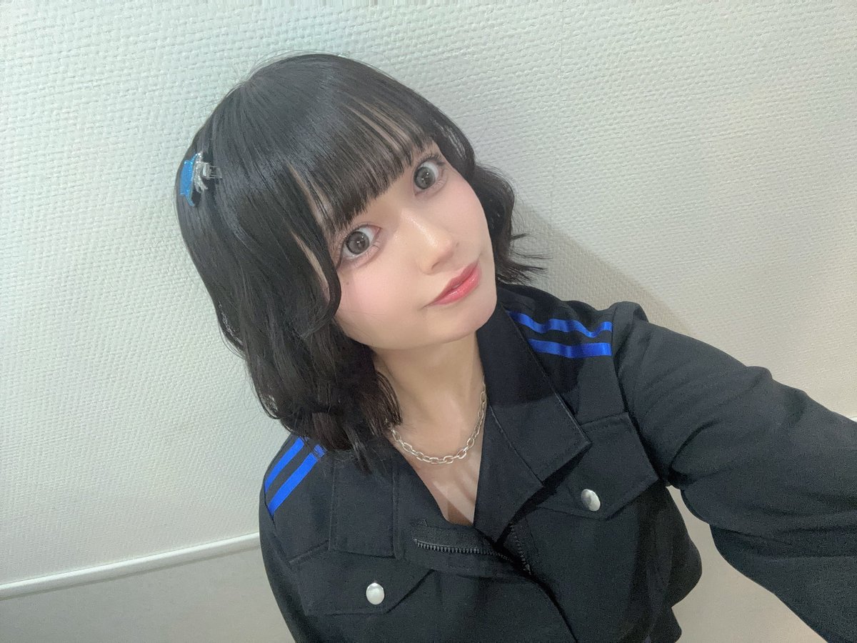 4月ラスト浜松町ありがとうございました🍀💙
trigger衣装だからかっこいい感じのメイクにした✨
パーマ風のふわふわヘア好評で嬉しかった☺️☺️

5月もよろしくね🥰🥰
明日は渋谷クロスFM📻待ってます！！