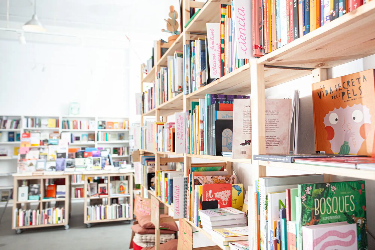 EPCValenciana's tweet photo. 📚Librerías independientes en Valencia: los nuevos ateneos culturales "conectados" a los barrios

@LaRepartidora @LibBartleby Libreria Ramon Llull @libreriaLaRossa @SomnisPaper 

https://t.co/af3PozwcoI https://t.co/KcgBh28zrH