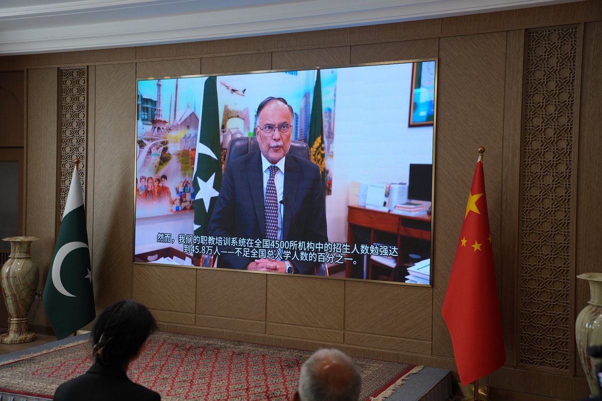 KhalilHashmi's tweet photo. A productive TVET Symposium today that brought together Chinese institutions and enterprises in home appliances, electrical equipment and battery & power storage system sectors.  

Fruitful discussions, important insights and practical proposals on linking skills development with investment and industry needs. The Chinese TVET institutions showcased their strengths and expressed keen interest in collaborating with Chinese companies investing in Pakistan in the priority sectors.

We now look forward to a productive Pakistan-China 🇵🇰🇨🇳 B2B Investment Conference in Lahore (9–10 May) in these sectors to build on this momentum and translate engagement into concrete outcomes.

@ForeignOfficePk  @PlanComPakistan  @EduMinistryPK  @NAVTTCOfficial  @punjab_tevta  @STEVTAOfficial  @TEVTABln  

今天召开了一场富有成效的职业技术教育与培训研讨会，汇聚了中国家电、电气设备以及电池与储能系统领域的院校和企业代表。  

会上围绕技能发展与投资及产业需求对接进行了深入讨论，提出了重要见解和务实建议。中国职业技术院校展示了自身优势，并表达了与中国在巴基斯坦重点领域投资企业开展合作的浓厚兴趣。  

我们期待5月9日至10日在拉合尔举行的巴基斯坦—中国🇵🇰🇨🇳 B2B投资会议在上述领域取得丰硕成果��延续当前良好势头，将对话交流转化为具体合作成果。