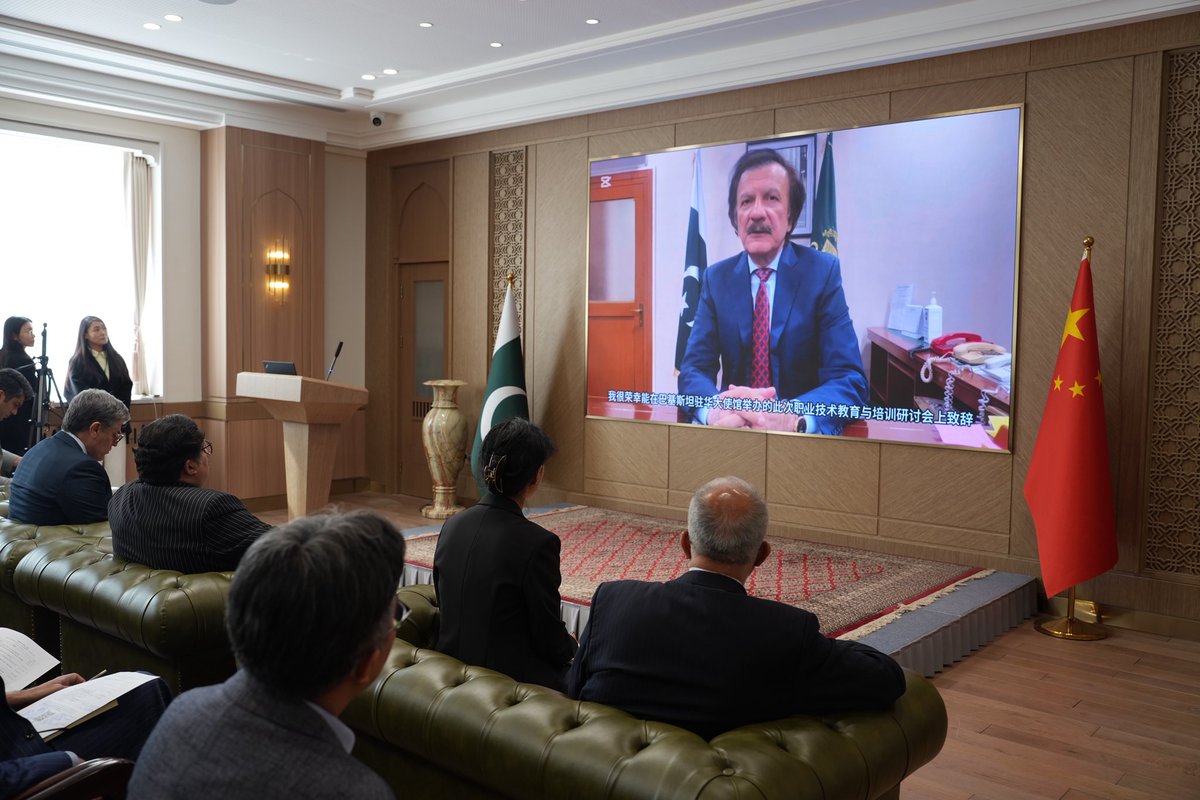 KhalilHashmi's tweet photo. A productive TVET Symposium today that brought together Chinese institutions and enterprises in home appliances, electrical equipment and battery & power storage system sectors.  

Fruitful discussions, important insights and practical proposals on linking skills development with investment and industry needs. The Chinese TVET institutions showcased their strengths and expressed keen interest in collaborating with Chinese companies investing in Pakistan in the priority sectors.

We now look forward to a productive Pakistan-China 🇵🇰🇨🇳 B2B Investment Conference in Lahore (9–10 May) in these sectors to build on this momentum and translate engagement into concrete outcomes.

@ForeignOfficePk  @PlanComPakistan  @EduMinistryPK  @NAVTTCOfficial  @punjab_tevta  @STEVTAOfficial  @TEVTABln  

今天召开了一场富有成效的职业技术教育与培训研讨会，汇聚了中国家电、电气设备以及电池与储能系统领域的院校和企业代表。  

会上围绕技能发展与投资及产业需求对接进行了深入讨论，提出了重要见解和务实建议。中国职业技术院校展示了自身优势，并表达了与中国在巴基斯坦重点领域投资企业开展合作的浓厚兴趣。  

我们期待5月9日至10日在拉合尔举行的巴基斯坦—中国🇵🇰🇨🇳 B2B投资会议在上述领域取得丰硕成果��延续当前良好势头，将对话交流转化为具体合作成果。