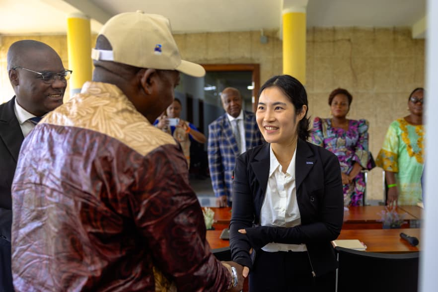 PNUDRDC's tweet photo. À Kananga , les équipes de @KOICA_DRC  et @UNFPARDC , conduites par Jung Hee Jung (Programme Manager) et @AkpadjiAlain  (Représentant résident), ont rejoint la grande délégation conjointe aux côtés de la Ministère du Genre @MichelineOMbae . Objectif : capitaliser les acquis du projet de lutte contre les VBG et encourager leur appropriation au niveau national. La mission a présenté ses civilités au Gouverneur du Kasaï Central avant d’entamer les visites de terrain. #VBG #Développement #Partenariat