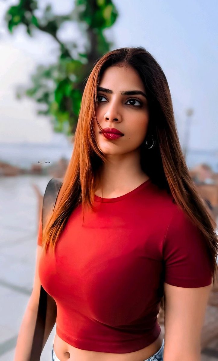 GetsCinema's tweet image. #MalavikaMohanan - FOLLOWER ASKED FOR HER EYE PIC - at #Instagram ask me session then She Replied With This One 😂😂😂😂