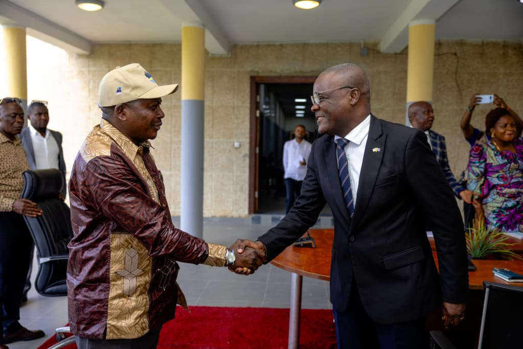 PNUDRDC's tweet photo. À Kananga , les équipes de @KOICA_DRC  et @UNFPARDC , conduites par Jung Hee Jung (Programme Manager) et @AkpadjiAlain  (Représentant résident), ont rejoint la grande délégation conjointe aux côtés de la Ministère du Genre @MichelineOMbae . Objectif : capitaliser les acquis du projet de lutte contre les VBG et encourager leur appropriation au niveau national. La mission a présenté ses civilités au Gouverneur du Kasaï Central avant d’entamer les visites de terrain. #VBG #Développement #Partenariat
