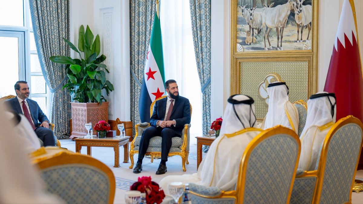 QUSAY_NOOR_'s tweet image. President Ahmad al-Sharaa met today in #Doha with His Highness Sheikh Tamim bin Hamad Al Thani, Emir of the State of #Qatar.

The two sides held a meeting in the presence of Foreign and Expatriates Minister #Asaad al-Shaibani, and #Qatari #Prime Minister and Minister of Foreign