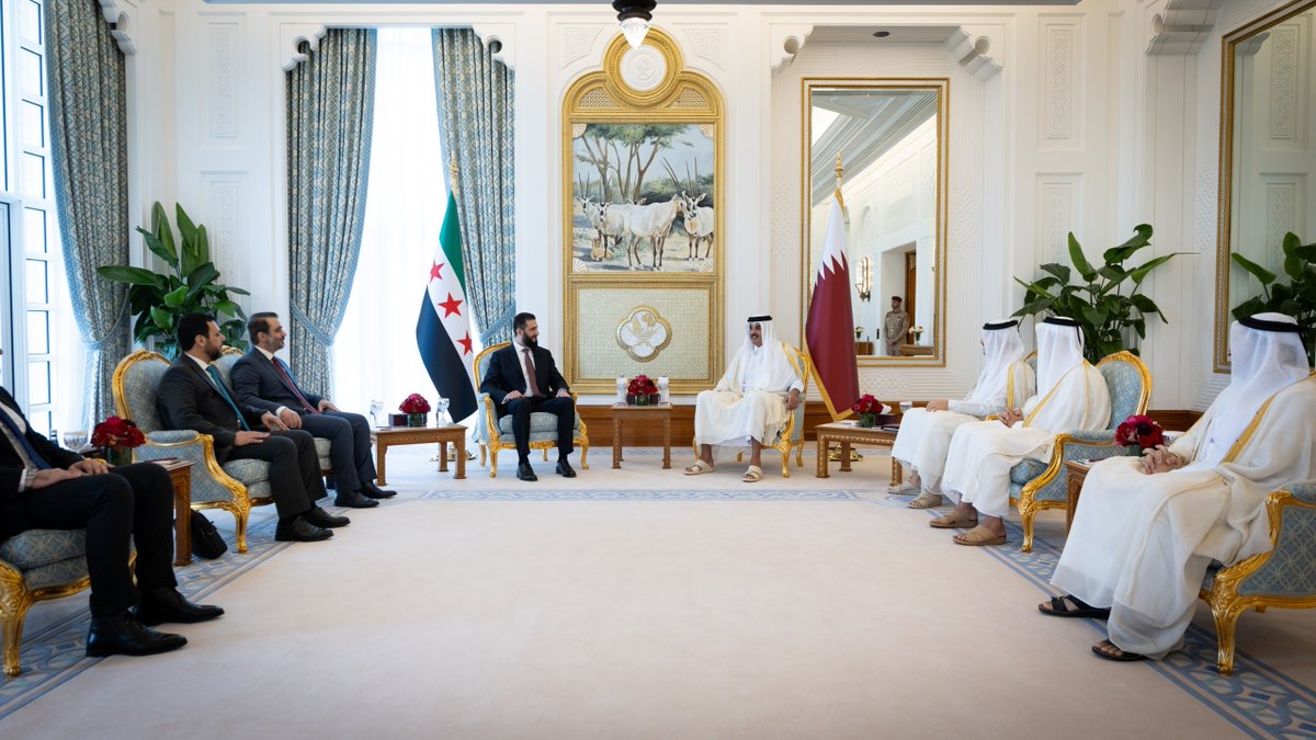 QUSAY_NOOR_'s tweet image. President Ahmad al-Sharaa met today in #Doha with His Highness Sheikh Tamim bin Hamad Al Thani, Emir of the State of #Qatar.

The two sides held a meeting in the presence of Foreign and Expatriates Minister #Asaad al-Shaibani, and #Qatari #Prime Minister and Minister of Foreign