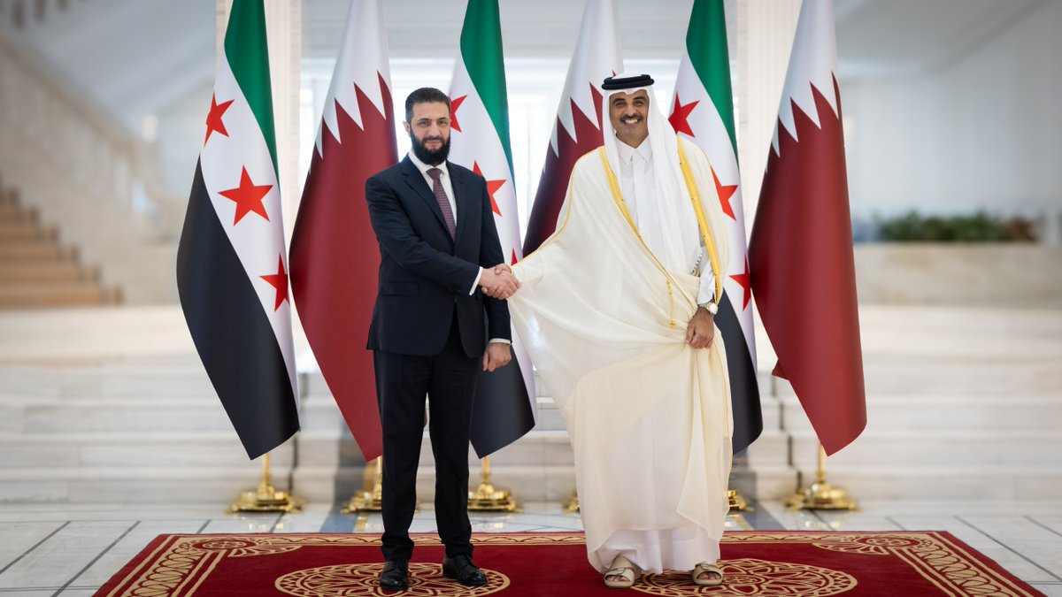 QUSAY_NOOR_'s tweet image. President Ahmad al-Sharaa met today in #Doha with His Highness Sheikh Tamim bin Hamad Al Thani, Emir of the State of #Qatar.

The two sides held a meeting in the presence of Foreign and Expatriates Minister #Asaad al-Shaibani, and #Qatari #Prime Minister and Minister of Foreign