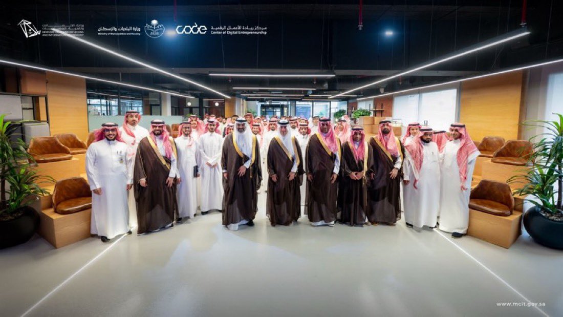 aisc_sa's tweet photo. حين يتحدث صنّاع القرار عن مستقبل القطاع العقاري والإنشائي، نجد أنفسنا في قلب هذا الحديث 🤝
تشرّف رئيسنا التنفيذي يوسف المطيري بحضور لقاء معالي @majedhogail و @aalswaha في مجلس ريادة الأعمال الرقمية، حوارات تؤكد طموح المملكة في بناء منظومة عقارية وإنشائية رقمية متكاملة 
وفي أيسك نعمل يومياً لصُنع أثر يمس العالم من هذا التحول 🏗️
#التقنية_العقارية #PropTech #التقنية_الإنشائية  #رؤية2030 #contech #vision2030
