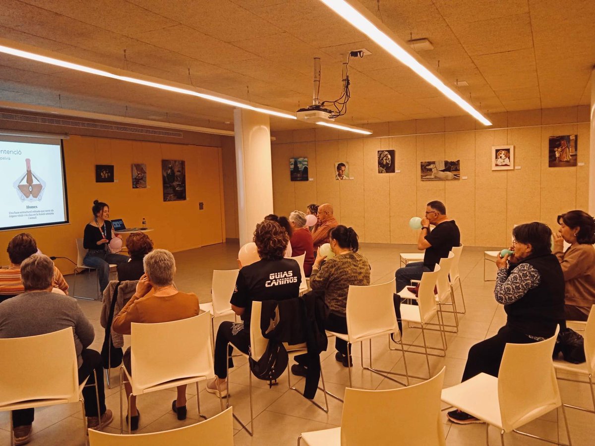 primariaicscat's tweet image. Aquest mes d'abril Pineda de Mar s'omple de salut 💚 

Gran èxit de participació a la #SetmanadelaSalut amb activitats com consciència corporal i risoteràpia 😄 

També salut al Mercat, xerrades, entrevista a l'equip d’urgències i taller pelvià