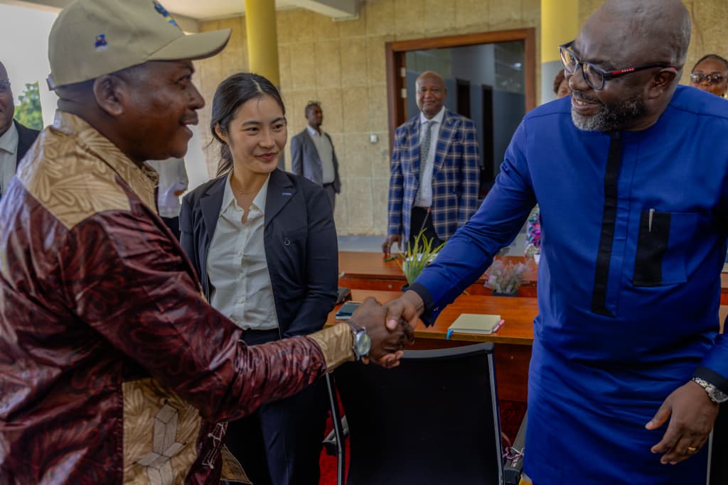 PNUDRDC's tweet photo. À Kananga , les équipes de @KOICA_DRC  et @UNFPARDC , conduites par Jung Hee Jung (Programme Manager) et @AkpadjiAlain  (Représentant résident), ont rejoint la grande délégation conjointe aux côtés de la Ministère du Genre @MichelineOMbae . Objectif : capitaliser les acquis du projet de lutte contre les VBG et encourager leur appropriation au niveau national. La mission a présenté ses civilités au Gouverneur du Kasaï Central avant d’entamer les visites de terrain. #VBG #Développement #Partenariat