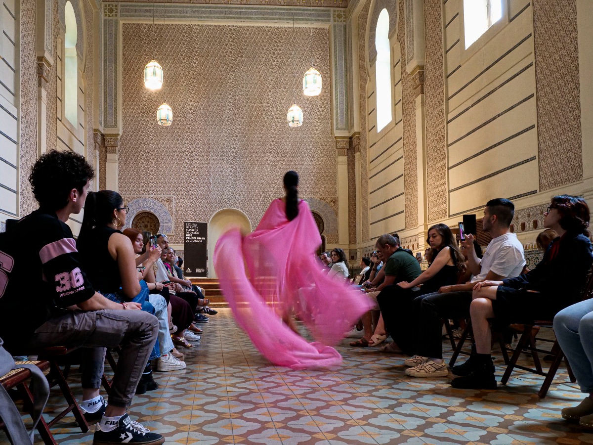 CanalUGR's tweet photo. ♻️💎 El upcycling es el nuevo lujo, y lo sabes!

😎 Mañana tenemos una tarde muy FASHION con el desfile de moda sostenible de la #UGR y @EASDValDelOmar 

📍 Jardines del Triunfo
🕕 18h
🎟️ Moda🧵, música🎶 y talento... gratis!

No puedes perdértelo⤵️
https://t.co/MxEGxwu0mw https://t.co/FBvOT56KKN