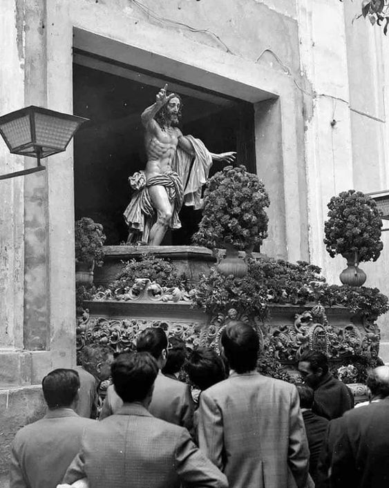 Tal día como hoy en 1973 fue Domingo de Resurrección.
Salió por primera vez el Señor Resucitado, desde el colegio La Salle.

#TDSCofrade
#semanasanta