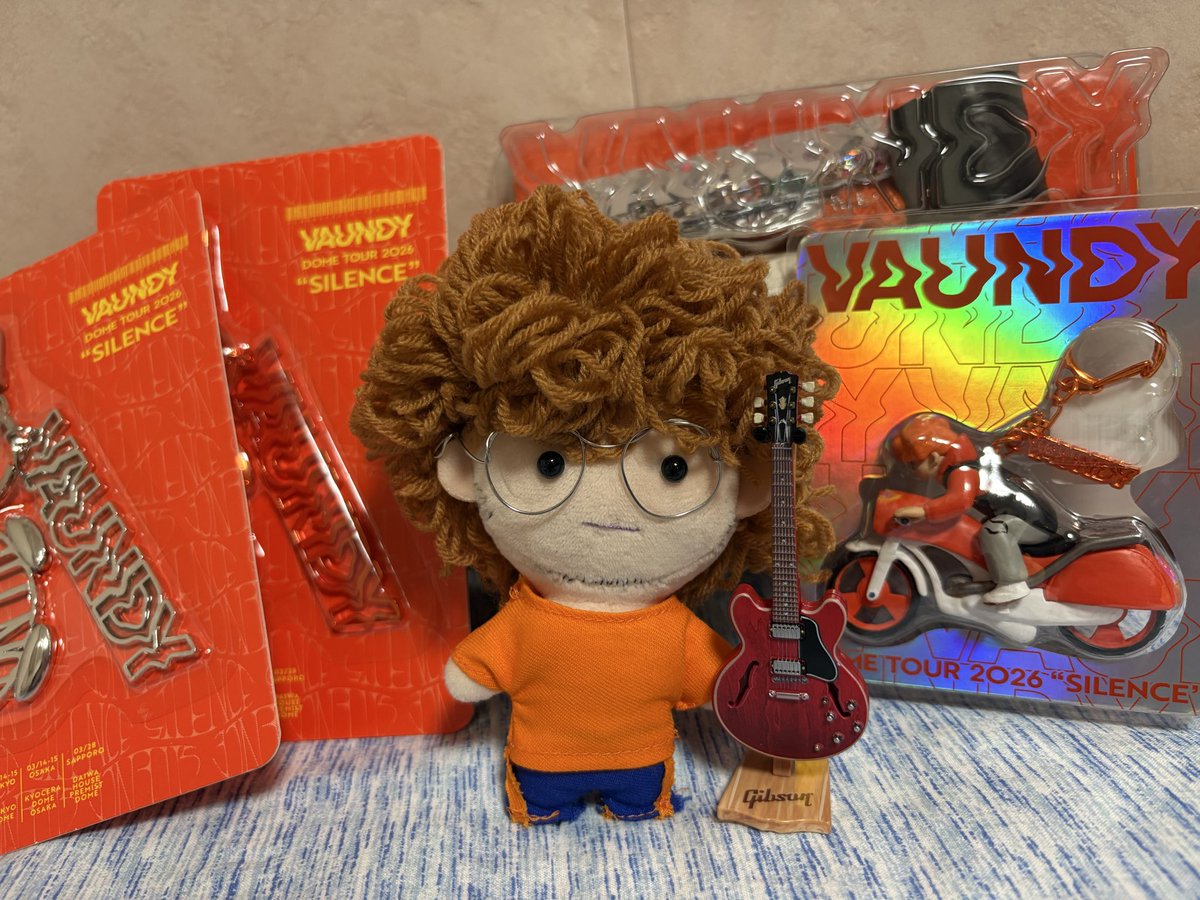 love28573385's tweet image. 今日届いた物たちとバウくん
なんとバウくん1号ようやく完成した🙌
結構似てる気がする！
 #Vaundy  #グッズ  #推し活グッズ   #バウくん  #VAWS