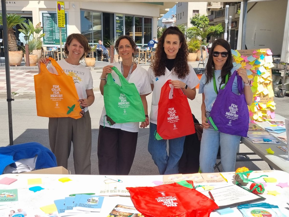 primariaicscat's tweet image. Aquest mes d'abril Pineda de Mar s'omple de salut 💚 

Gran èxit de participació a la #SetmanadelaSalut amb activitats com consciència corporal i risoteràpia 😄 

També salut al Mercat, xerrades, entrevista a l'equip d’urgències i taller pelvià