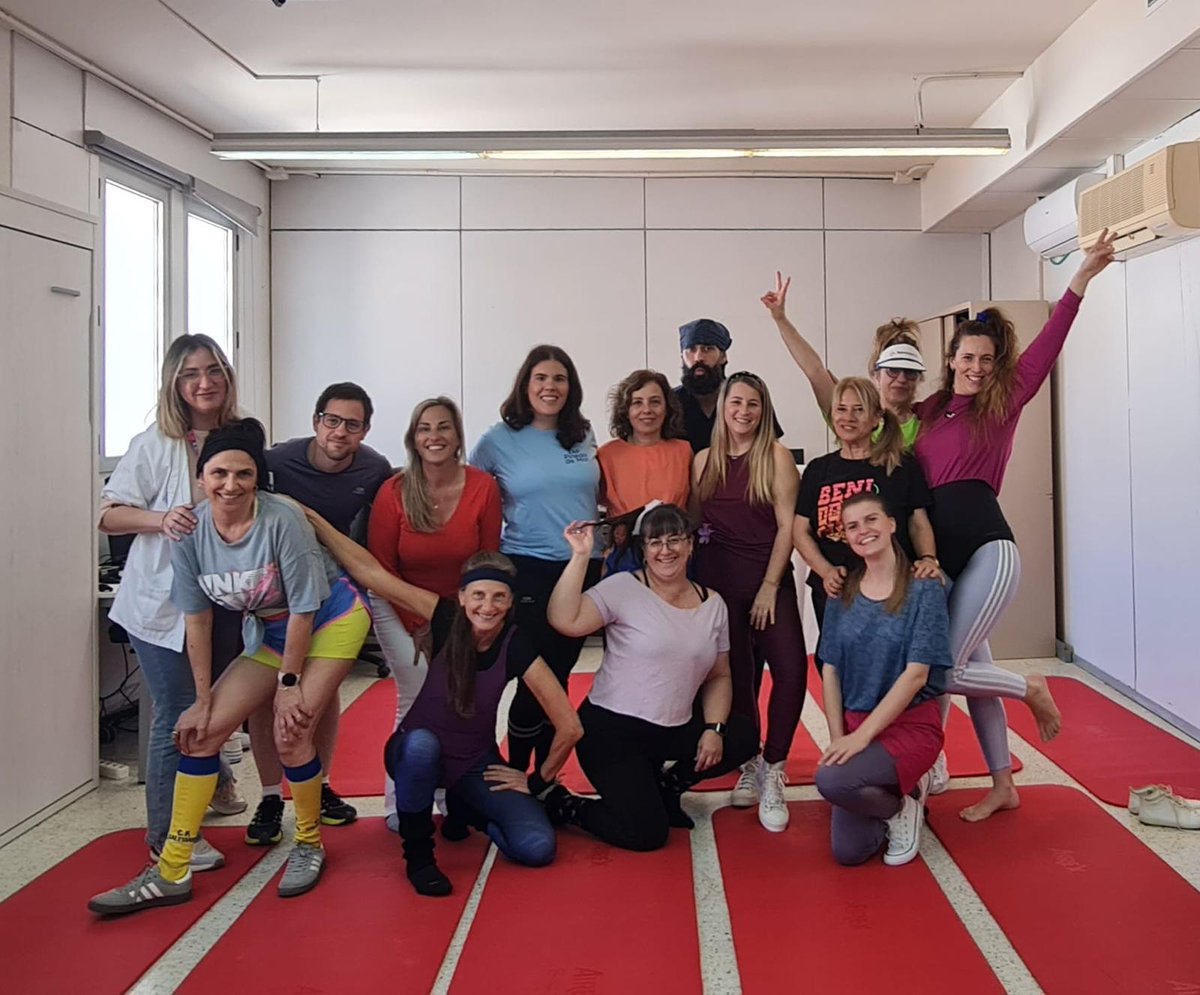 primariaicscat's tweet image. Aquest mes d'abril Pineda de Mar s'omple de salut 💚 

Gran èxit de participació a la #SetmanadelaSalut amb activitats com consciència corporal i risoteràpia 😄 

També salut al Mercat, xerrades, entrevista a l'equip d’urgències i taller pelvià