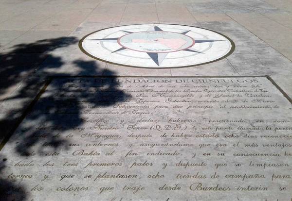 1819 Una roseta en el parque José Martí marca el lugar donde el coronel de los reales ejércitos Don Luis D'Clouet leyó el acta de constitución de la villa Fernandina de Jagua, hoy ciudad de Cienfuegos.
#HolguínSí