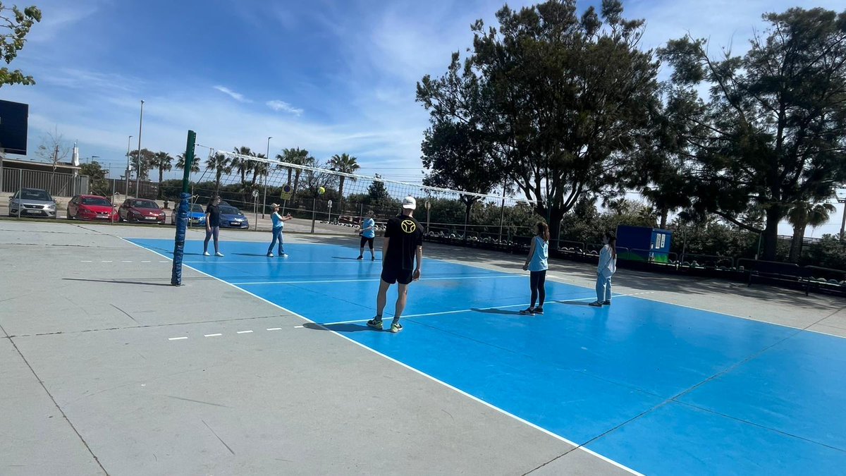 primariaicscat's tweet image. Aquest mes d'abril Pineda de Mar s'omple de salut 💚 

Gran èxit de participació a la #SetmanadelaSalut amb activitats com consciència corporal i risoteràpia 😄 

També salut al Mercat, xerrades, entrevista a l'equip d’urgències i taller pelvià