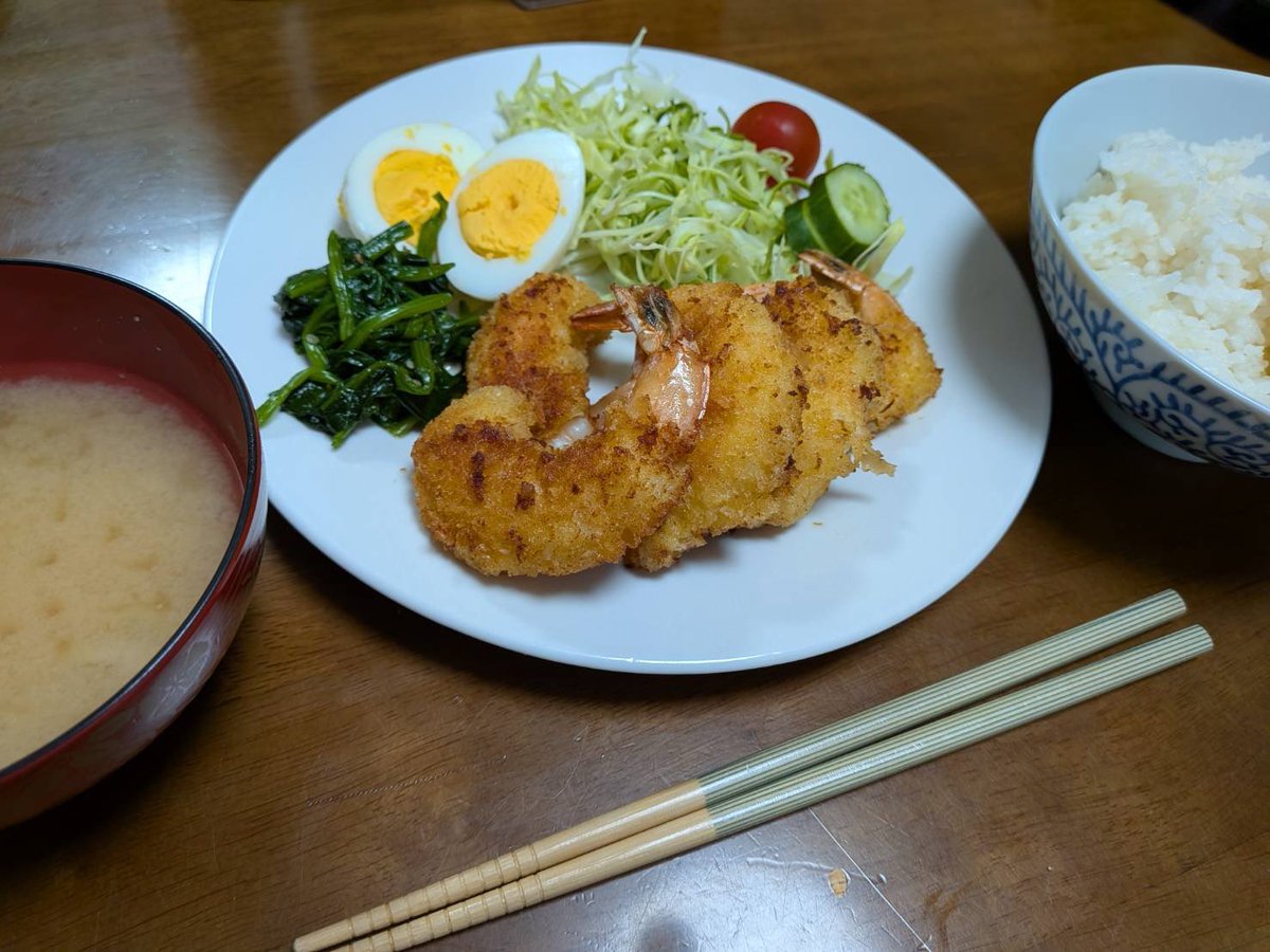 BeginKasugai's tweet photo. @sushi_chef.hiro さんより
たくさんの食材の寄付をいただきました✨
1日目はローストビーフ丼。ローストビーフを初めて食べる子がいて、とっても喜んでいました☺️
2日目はエビフライ🍤　美味しいものを食べるって幸せだねー✨とみんなで幸せを共有できました。感謝です。
明日は何を作ろうかな✨ https://t.co/0if3gn5G6D