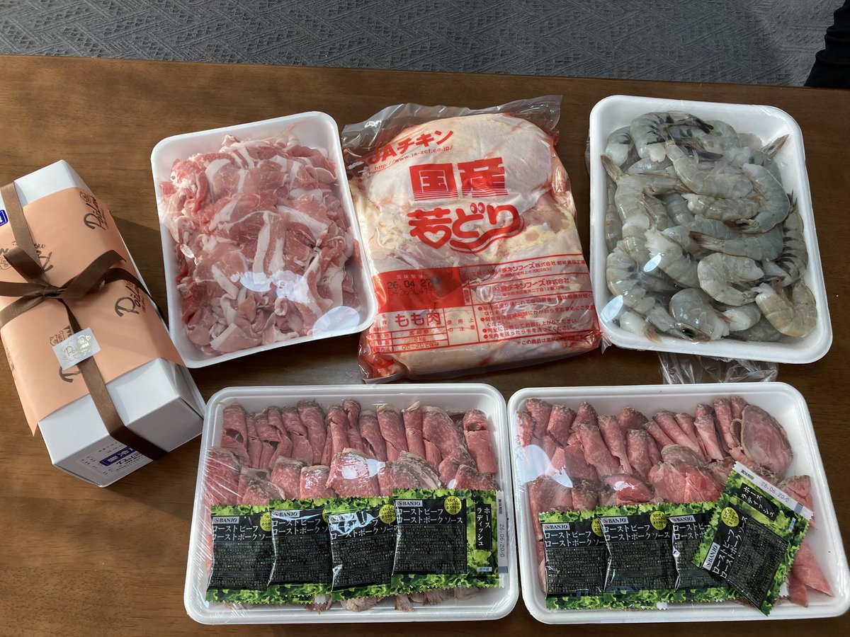 BeginKasugai's tweet photo. @sushi_chef.hiro さんより
たくさんの食材の寄付をいただきました✨
1日目はローストビーフ丼。ローストビーフを初めて食べる子がいて、とっても喜んでいました☺️
2日目はエビフライ🍤　美味しいものを食べるって幸せだねー✨とみんなで幸せを共有できました。感謝です。
明日は何を作ろうかな✨ https://t.co/0if3gn5G6D
