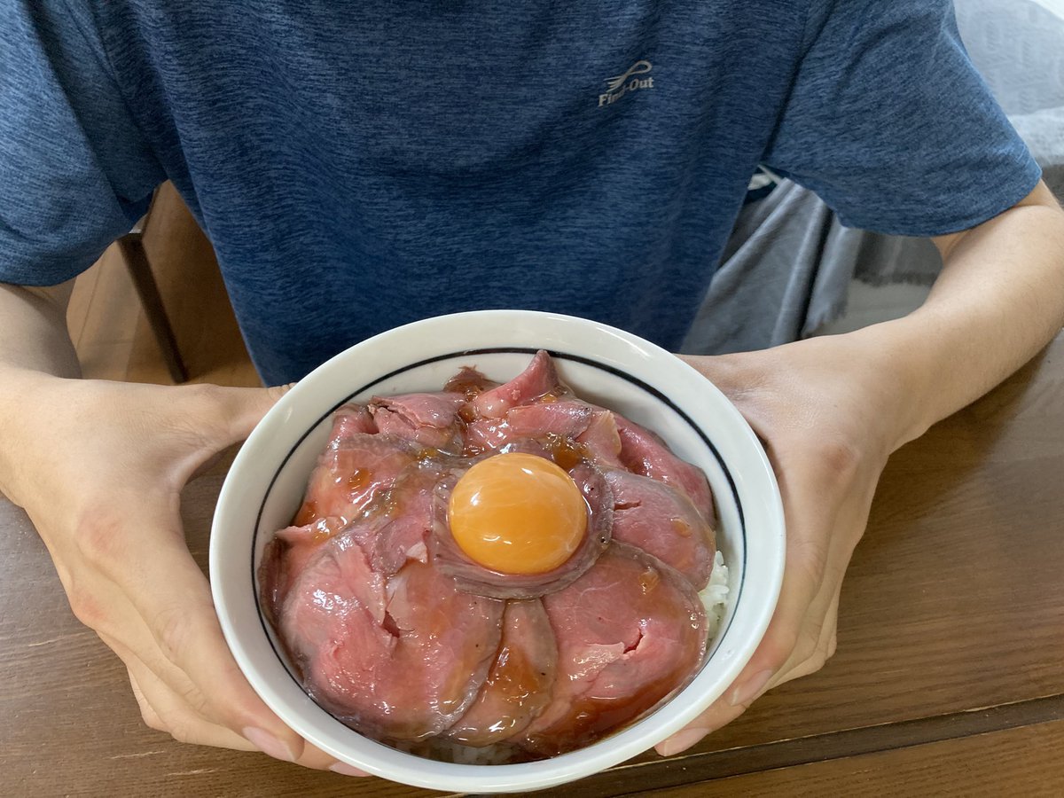 BeginKasugai's tweet photo. @sushi_chef.hiro さんより
たくさんの食材の寄付をいただきました✨
1日目はローストビーフ丼。ローストビーフを初めて食べる子がいて、とっても喜んでいました☺️
2日目はエビフライ🍤　美味しいものを食べるって幸せだねー✨とみんなで幸せを共有できました。感謝です。
明日は何を作ろうかな✨ https://t.co/0if3gn5G6D