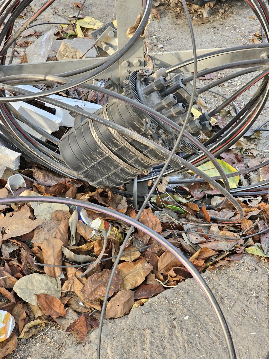 rtwitty's tweet photo. @JioCare Absolute irresponsible support Complaint SR0000341HW5 was raised yesterday. An engineer visited  (outdoor) &amp; one today (indoor). Both pointing fingers at each other's  deptt. 
ETA was updated from 3hrs,  6 hrs ,  10hrs to next day to again next day. https://t.co/jqiXbJppyI
