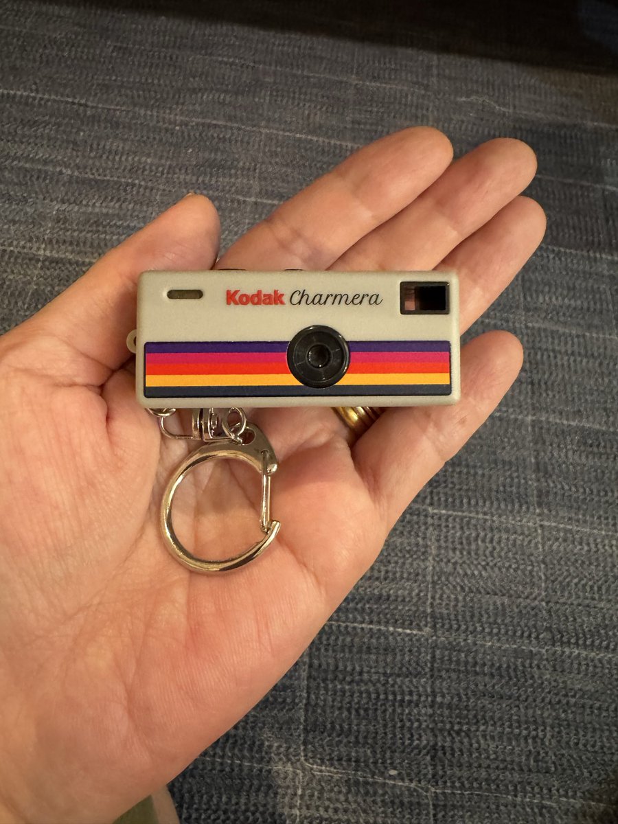 athina_2021's tweet image. #アテチ　#Kodak

KodakのCharmera
キーホルダーカメラでとてもカワイイ。
昭和レトロなメロい写真が撮れます