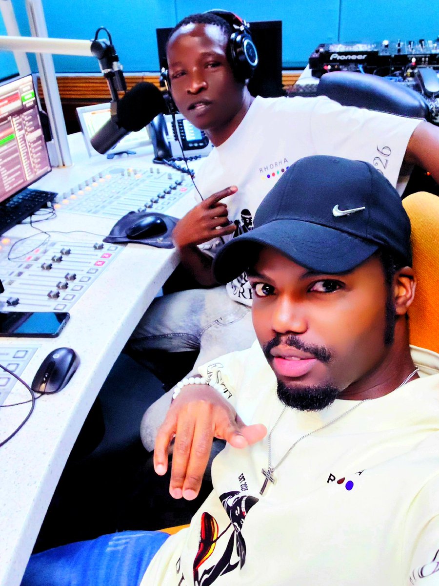 Lawsik_'s tweet photo. Like sand in an hourglass.⌛️ So are the days of the week. Find out more in the next episode of #TjhidaNgiTjhudule live on @Ikwekwezi_FM. 🤟🏾 https://t.co/MghLy3dNCX