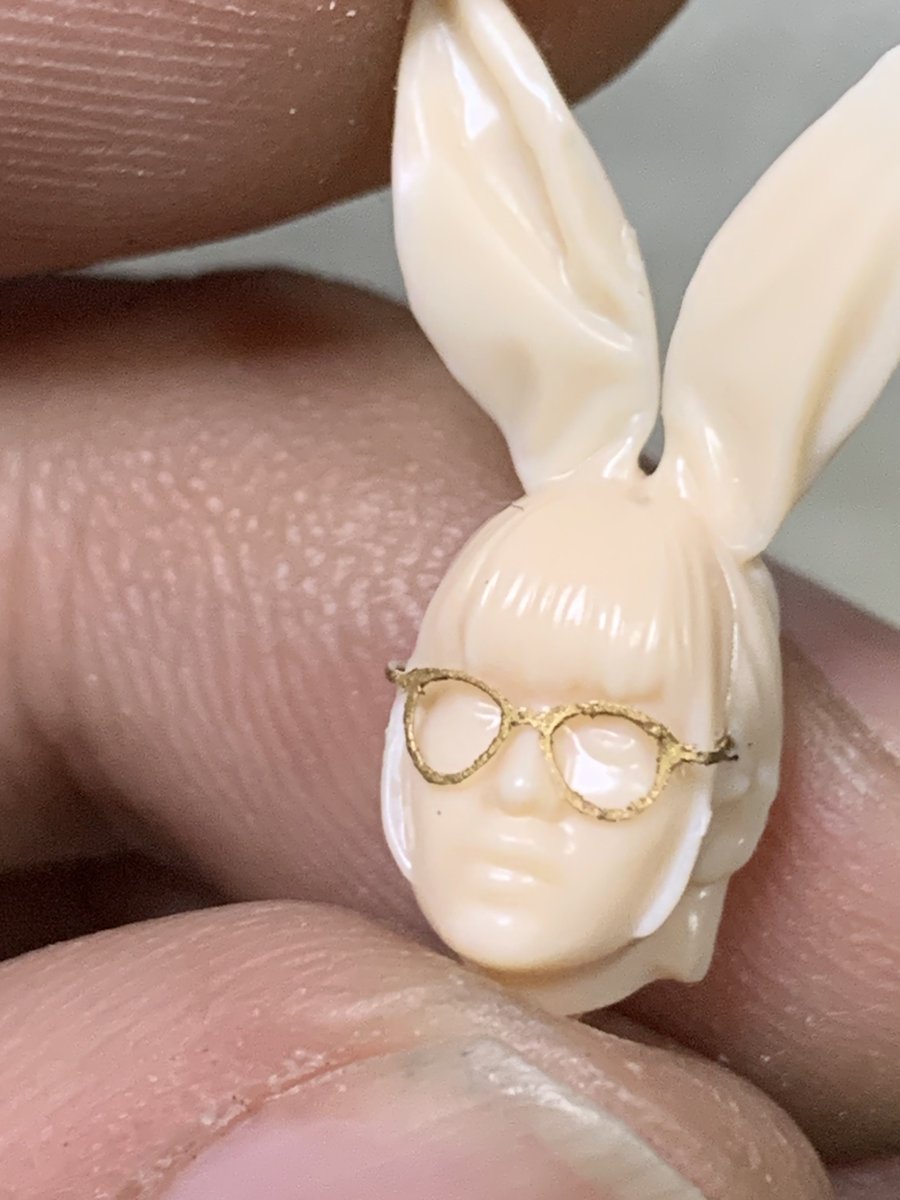 今度はメモ紙でメガネ制作。
0.1ミリ塩ビ板より切りやすいし曲げても割れないのでメガネ素材は紙で良さそうだな〜。
あとはフレームの形を納得いくまで作るだけ。
それが難題だわ。