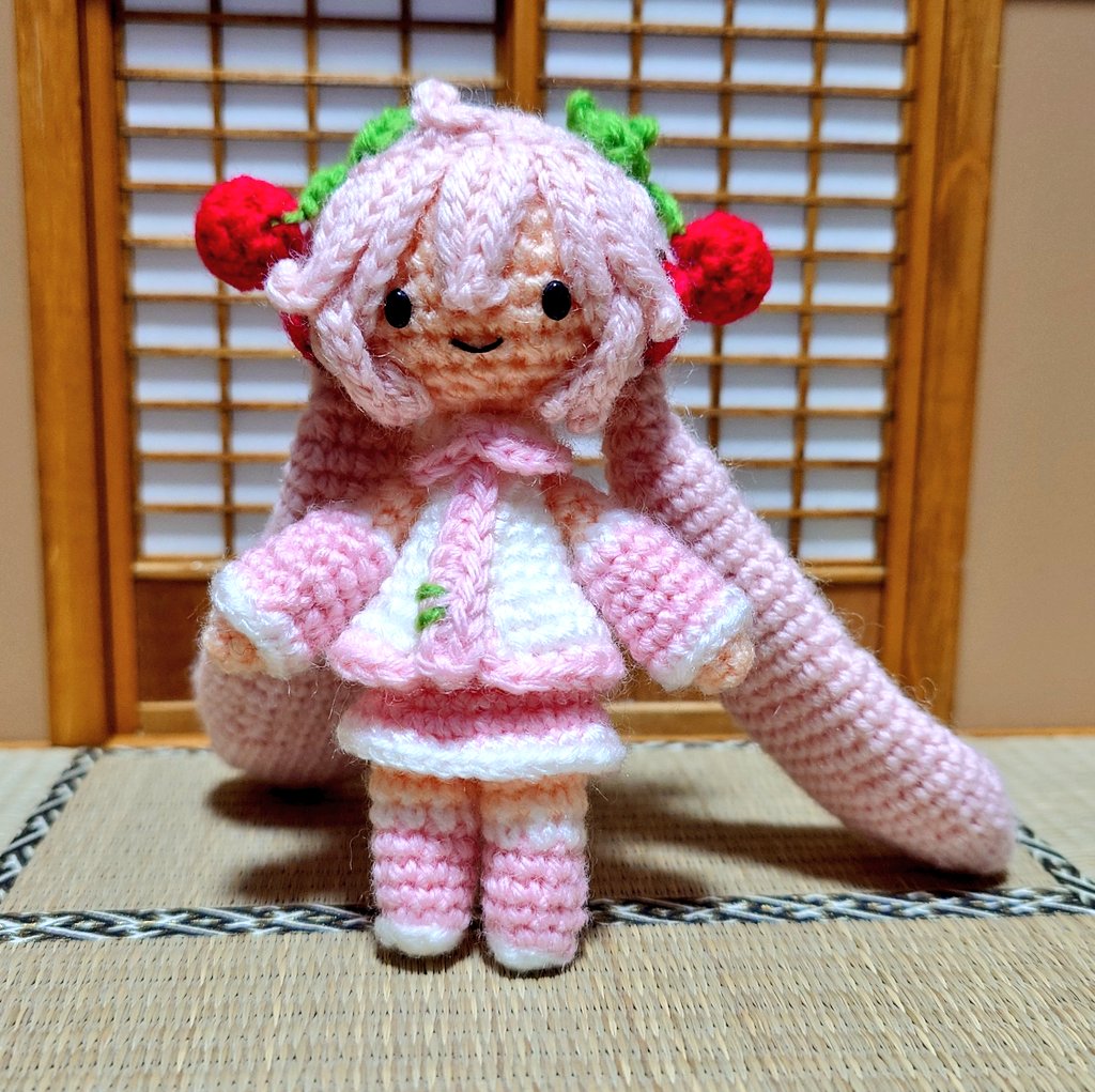 kimi_1110_39's tweet photo. さじさんの所から、ちっこい桜ミクさんが来てくれたよ〜〜🌸🌸ツインテ長くて可愛いねぇ〜(*´ω`*)
🌸🌸桜ミク仲間にも歓迎されて、お部屋が満開だ〜🌸🌸
#mocch #おまんじゅうミクさん
#あみプラ #もとお工房 https://t.co/hDFGF8TZ7g
