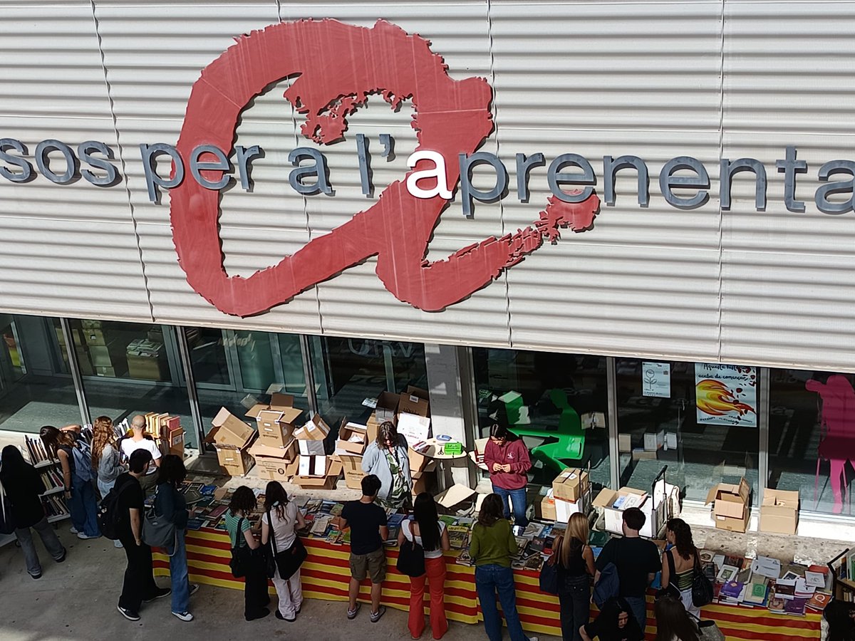 craiURV's tweet photo. 📚 Avui comencem a escalfar motors per Sant Jordi! 🌹

Venda de llibres solidaris a 1€ als CRAI de campus. Una oportunitat per fer-te amb una bona lectura i de pas, fer un gest solidari!

Demà us esperem amb tota la il·lusió per la gran diada! 🎉

#SantJordi2026 https://t.co/PeeGrSQ3VY