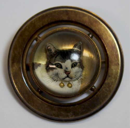 ANitpicker's tweet photo. 19世紀の猫ちゃんジュエリーとコイン入れが可愛い。私のお気に入りは左上の激おこ顔が可愛い猫ちゃん。右下のコイン入れはがま口の部分は猫耳になってるのがたまりません。＃赤毛のアン　の作者モンゴメリも猫好きだったそうですが、彼女も猫ちゃんグッズを持っていたのかしら。 https://t.co/LKLX8tL6K2