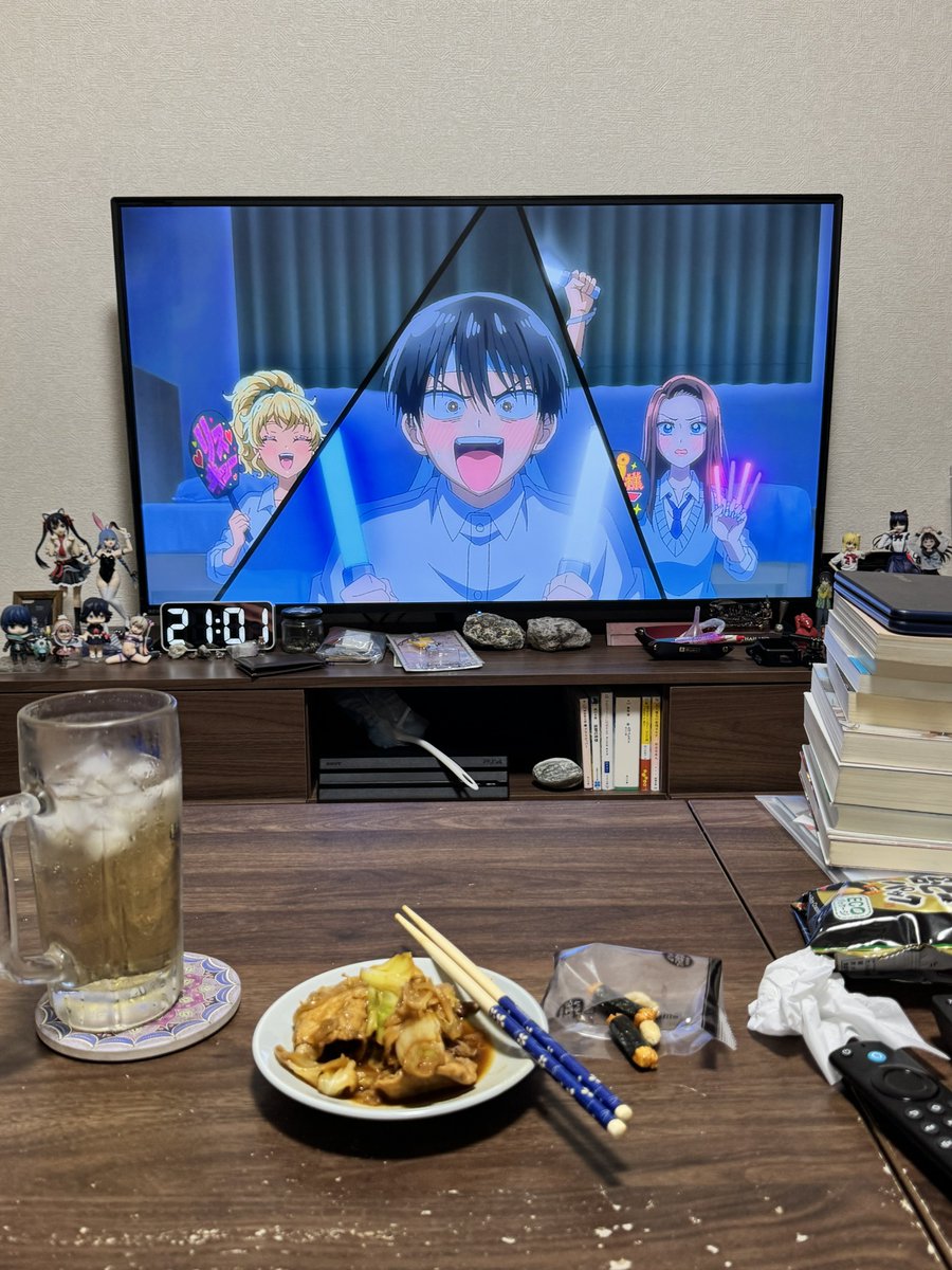 毎日このスタイル。毎日両手にギャルを抱えてアニメ見てます。