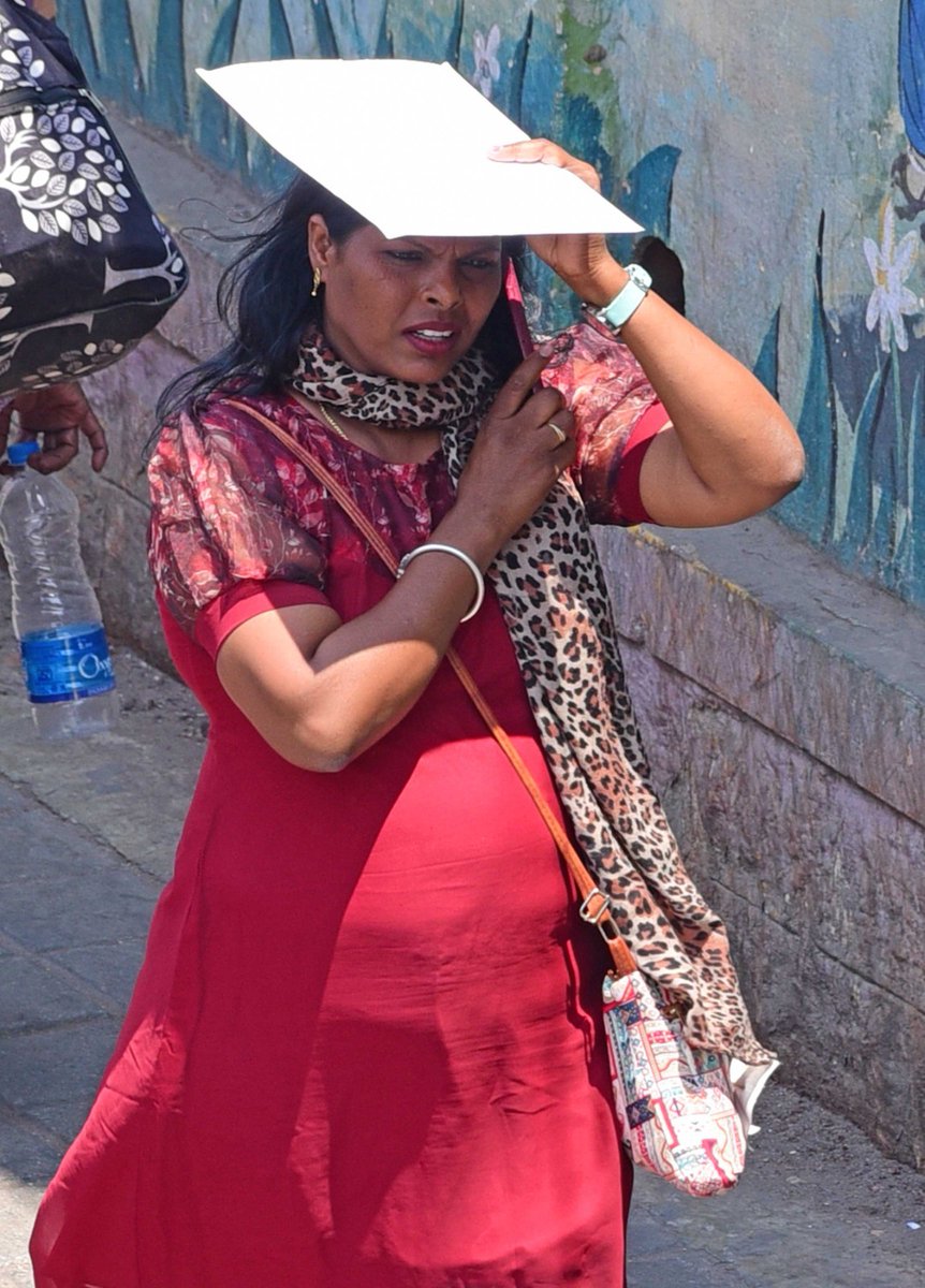 timesofindia's tweet image. With summer temperatures in #Bengaluru nearing a record 40°C, People on the streets are seen taking precautions against sweltering heat by covering up with scarves, umbrellas, and carrying water bottles and juices as the mercury continued its upward climb on Wednesday 

📷