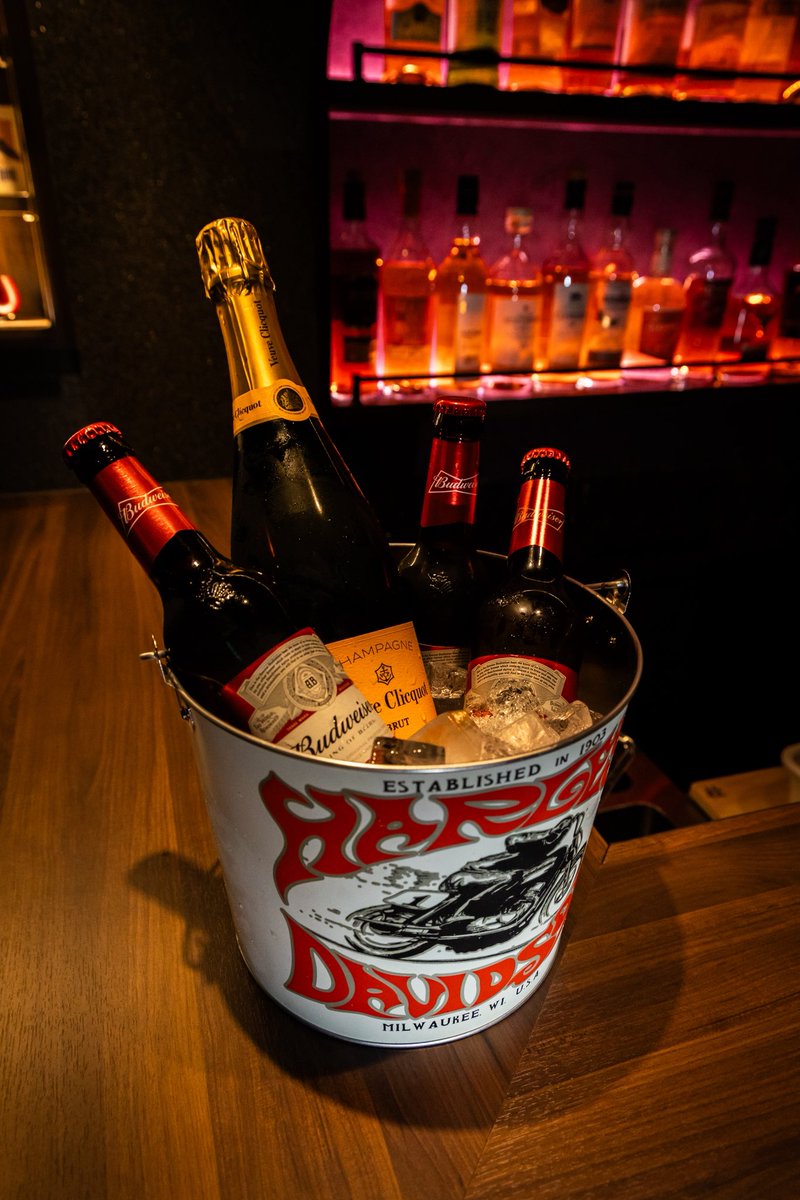 オープンいたしました

ビールとシャンパンも
冷やしてお待ちしております

#BAR三丁目ノ夜
#新宿三丁目バー