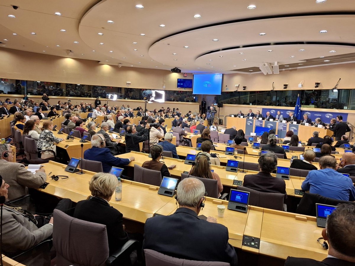 Maryam_Rajavi_A's tweet image. نيابة عن المقاومة الإيرانية، أدعو الاتحاد الأوروبي إلى اتخاذ سياسة جديدة تجاه إيران بحيث:

1- يعترف بالحكومة المؤقتة التي أعلنها المجلس الوطني للمقاومة الإيرانية.
2- يغلق سفارات النظام ويطرد مرتزقة وعملاء وزارة المخابرات وقوات الحرس من أراضيه.
3- يوفر الإمكانيات التقنية اللازمة