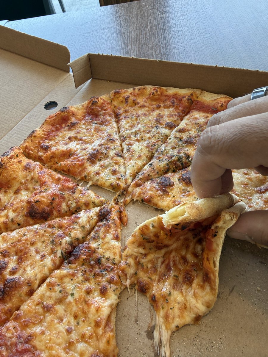 malikisham's tweet image. On a récupéré la tesla maintenant petite pause #tesla #pizza