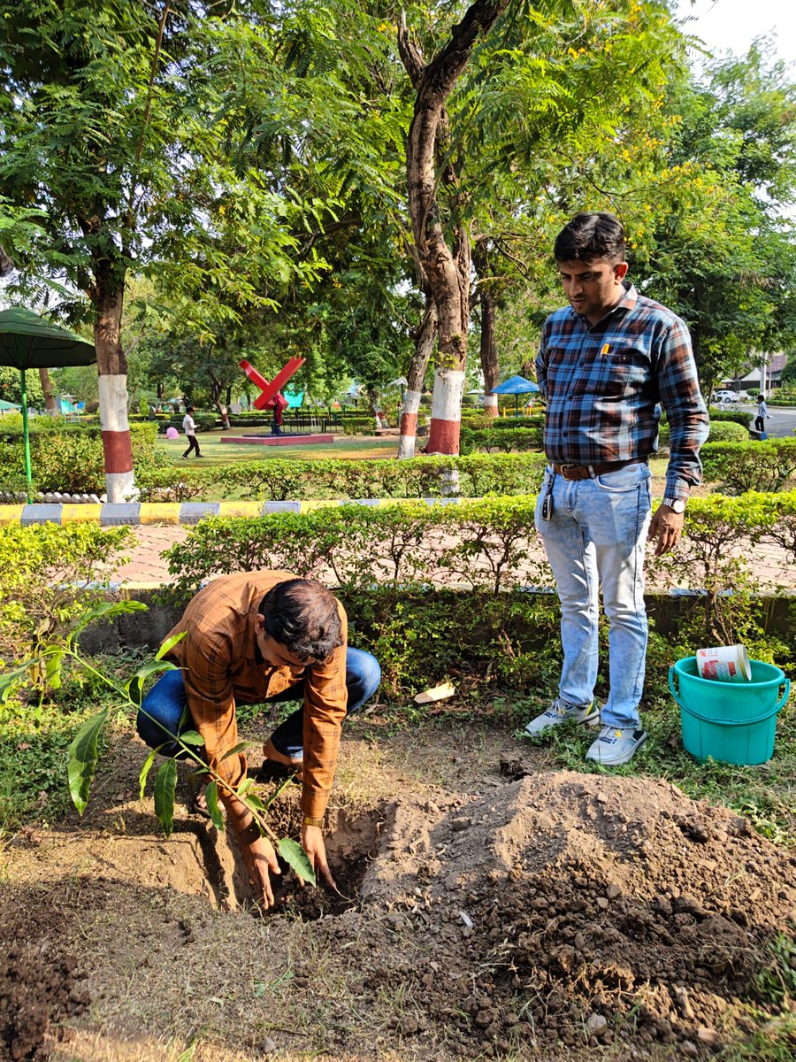 RamanCentre's tweet image. 🌱🌍 Plantation drive at @RamanCentre, a unit of @ncsmgoi @MinOfCultureGoI on EarthDay—taking small steps today for a greener, healthier tomorrow. 🌿💚 #GoGreen #SustainableFuture #SaveEarth #TreePlantation #RamanScienceCentre #Nagpur