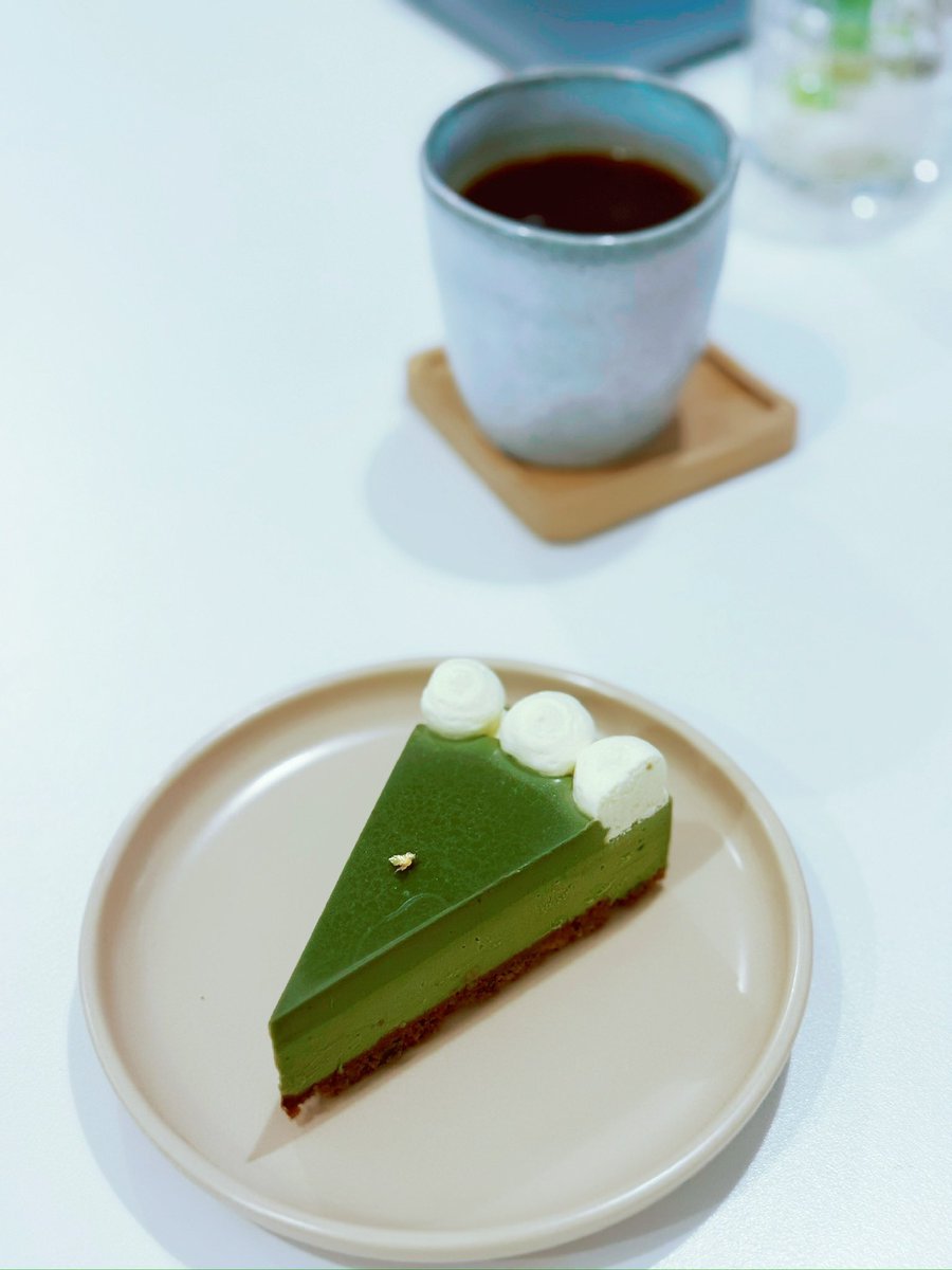 新品：抹茶ケーキ✨✨

上層：抹茶ガナッシュ
中層：抹茶チョコチーズ
下層：ダークチョコガナッシュ
底：ビスキュイ

ほんのりビターな抹茶と、やさしい酸味のアメリカーノがよく合いますよ☕️💖