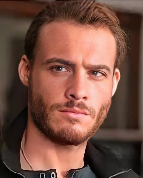 Kerem….ti basta far crescere un po di barba…e in un istante 12 anni svaniscono…in un lampo Yiğit Kılıç si rimpossessa di te…❤️
#KeremBürsin 
2026                        2014