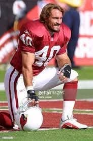 Un día como hoy, Abril 22 pero del 2004 fallece Pat Tillman quien fue el segundo jugador de fútbol americano que renuncia a  seguir jugando para enlistarse al ejército americano para pelear por su país después de los sucesos del 11 de Septiembre del 2001.

Jugaba con los