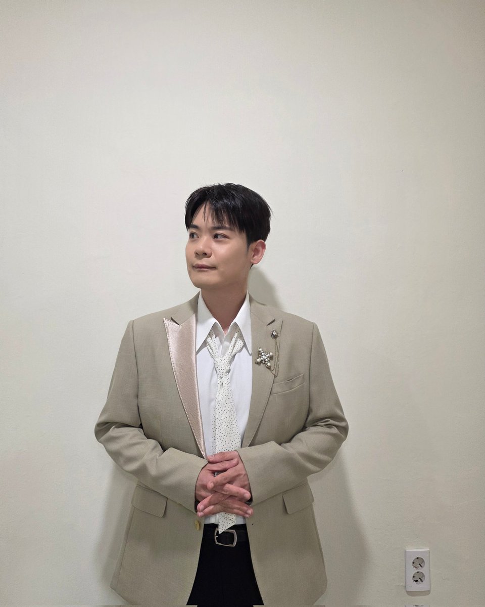 official_lapoem's tweet photo. 함양의 편지

잠시 부는 찬 바람에도
채훈의 목소리가 주변을 따뜻하게 감싸줘요🌸

돌아가는 길 감기 걸리지 않게
조심히 들어가세요🏠

#LAPOEM #라포엠
#함양의편지 #유채훈 #YouChaehoon https://t.co/PKFubeCqJ2