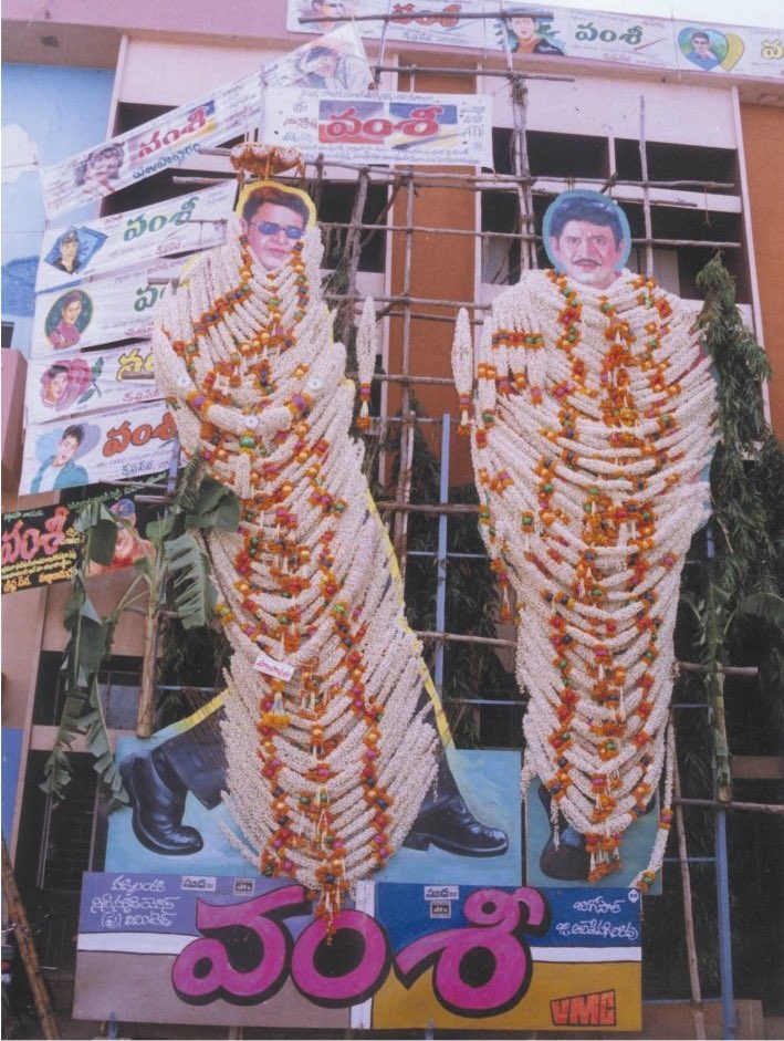 AnantapurBO's tweet image. #Throwback

#Vamsi movie - Krishna &amp;amp; Mahesh babu cutouts at Shanthi theatre, Anantapur