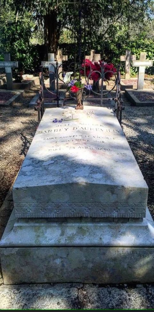 NorSecure's tweet image. Buste et tombe de Barbey d'Aurevilly à #SaintSauveurLeVicomte (#Manche)
#Normandie 🩵