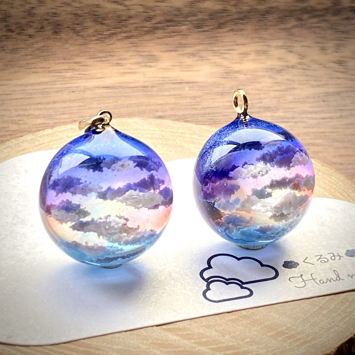 KurumiHand's tweet photo. 半球の雲レジン☁️
夕暮れ空☁️ペンダント＆バックチャーム♡制作しました。
⁡
  #雲レジン #夕暮れ空 #レジンペンダント #バックチャーム https://t.co/iQRaGFkNAz