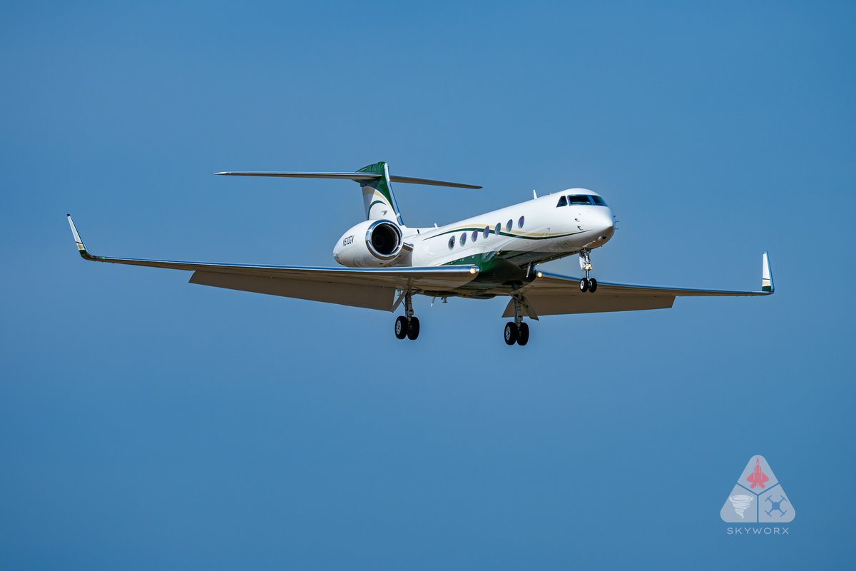 Skyworx_Media's tweet image. I'm not sure why but I think this is one of the coolest looking Gulf 550's I have seen in some time.  It looks like something a high ranked PGA Tour golfer would fly in.  Birds on approach were a bonus!

#aviation #avgeek #gulfstream